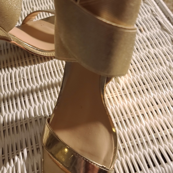 BEAUTIFUL  METALLIC  GOLD HEELS - Picture 6 of 16
